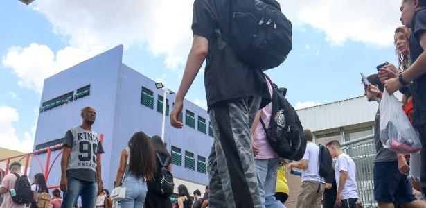 Candidatos chegam ao campus da Unip em Campinas (SP), para o segundo dia de prova do Enem