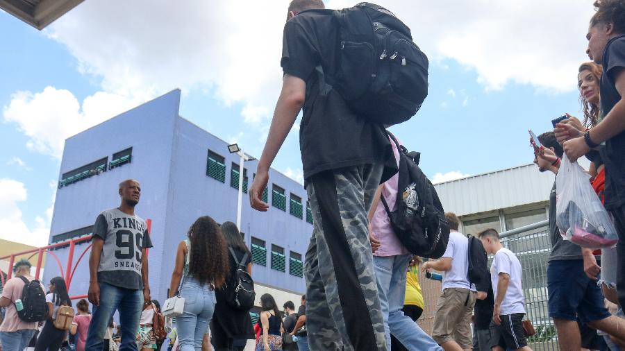 Candidatos chegam ao campus da Unip em Campinas (SP), para o segundo dia de prova do Enem - Luciano Claudino/ Código 19/ Folhapress