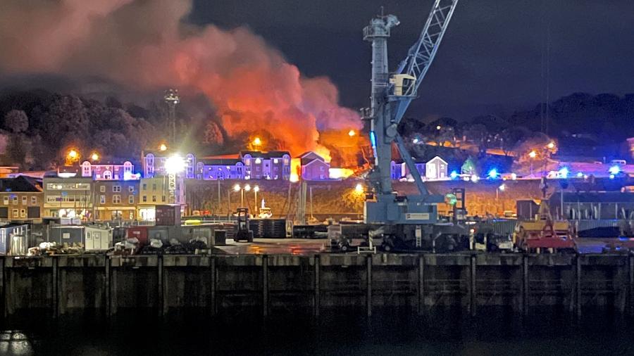 10.dez.22 - Uma visão geral de fogo e fumaça em Saint Helier após uma explosão na ilha de Jersey, Ilhas do Canal - DANIEL HUNT/via REUTERS