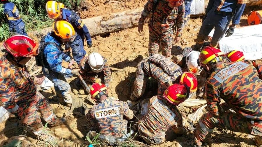 Equipes de resgate trabalham em busca de vítimas na área atingida por um deslizamento de terra na Malásia - KORPORAT JBPM/Korporat JBPM via REUTERS
