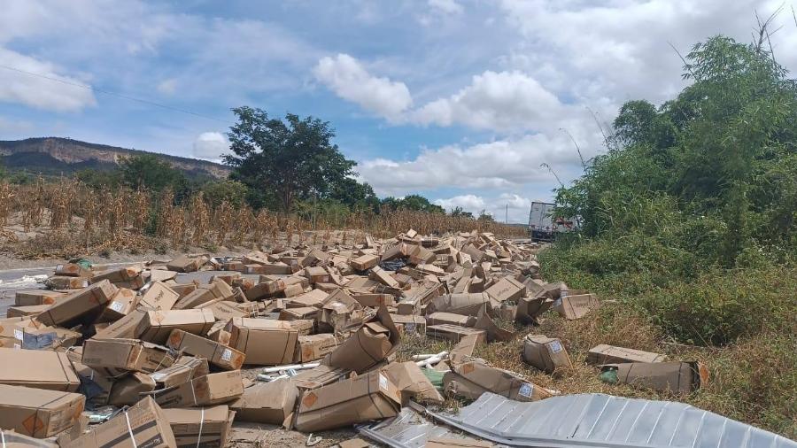 Após o acidente, carga de material explosivo ficou espalhada na pista - Divulgação/Bombeiros MG