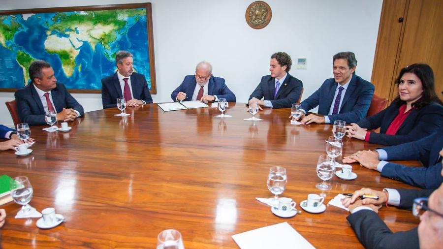 O presidente Lula assina documentos sobre a nova regra de gastos do governo - 18.abr.2023 - Divulgação/Diogo Zacarias