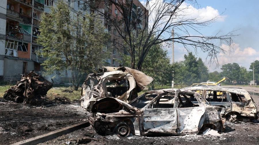 04.jul.23 - Carros queimados são vistos no local de um ataque militar russo na cidade de Pervomaiskyi, em meio ao ataque da Rússia à Ucrânia, na região de Kharkiv, Ucrânia