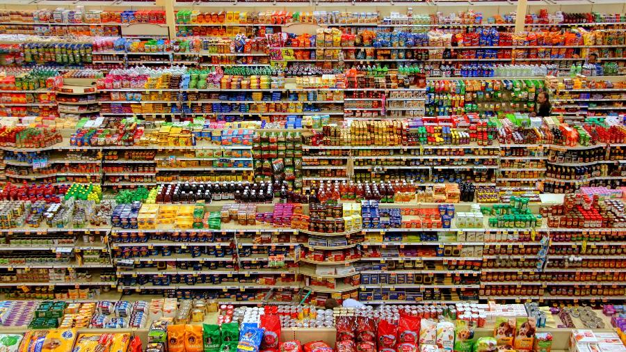 Produtos feitos de falso plástico biodegradável são vendidos em supermercados do país