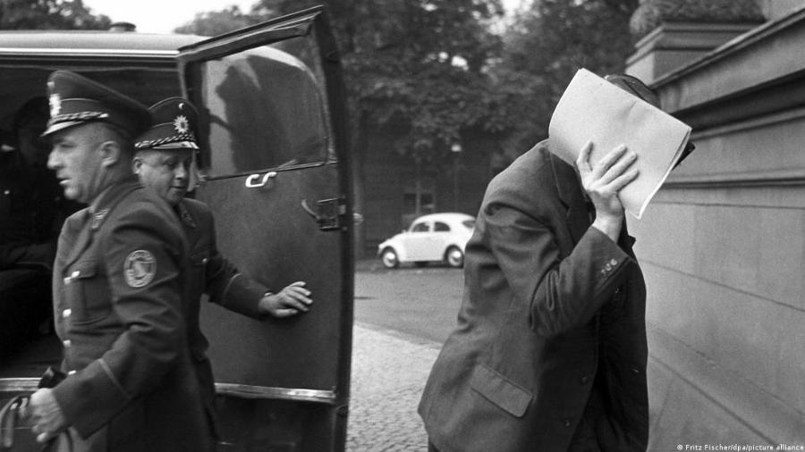 Homem de muitas faces: Heinz Felfe, que trabalhou como agente duplo, se esconde atrás de uma pasta a caminho do julgamento em 1963