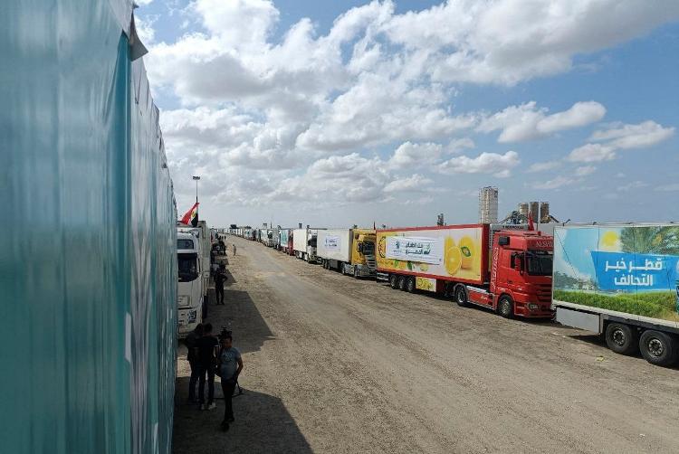 Caminhões que transportam ajuda humanitária de ONGs egípcias para os palestinos