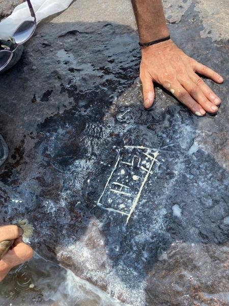 Gravura rupestre  vandalizada com tinta branca no sítio arquelógico de Lajes, em Manaus 