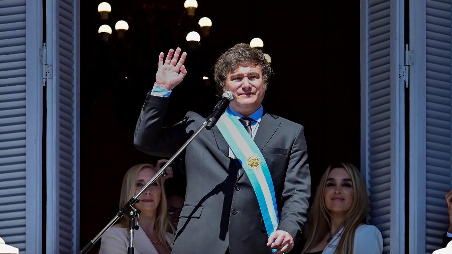 Presidente da Argentina, Javier Milei, acena da sacada da Casa Rosada, em Buenos Aires (Argentina)