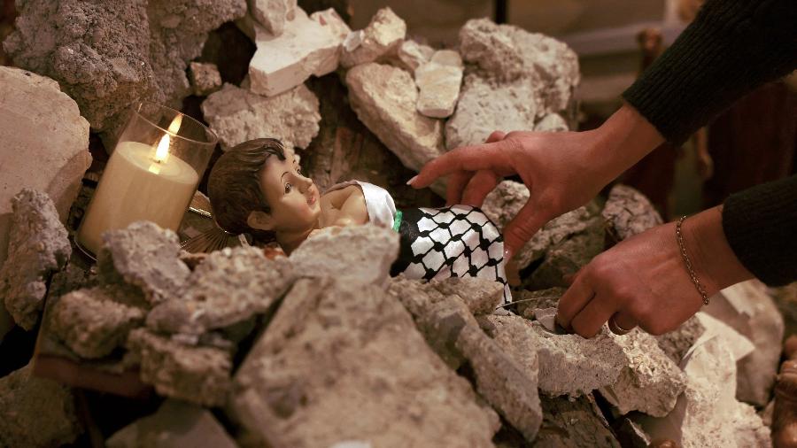 Presépio em Belém, na Cisjordânia, traz o menino Jesus em meio a escombros