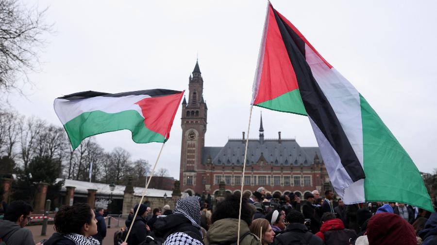 Manifestantes pró-Palestina perto do Tribunal Penal Internacional em Haia, na Holanda