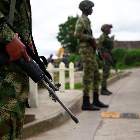 Soldados colombianos montam guarda na fronteira após aumento da violência no Equador