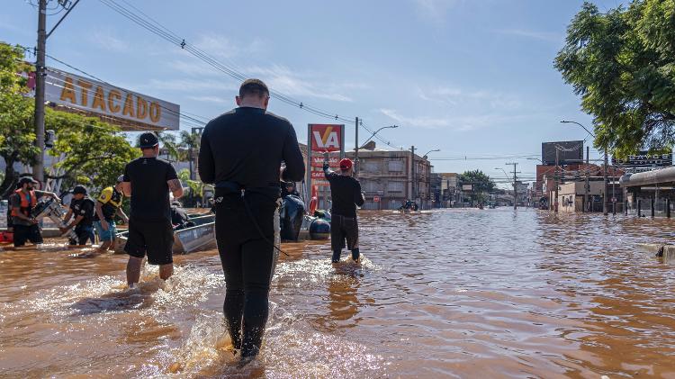 Resgate de pessoas em Porto Alegre nesta terça (7)