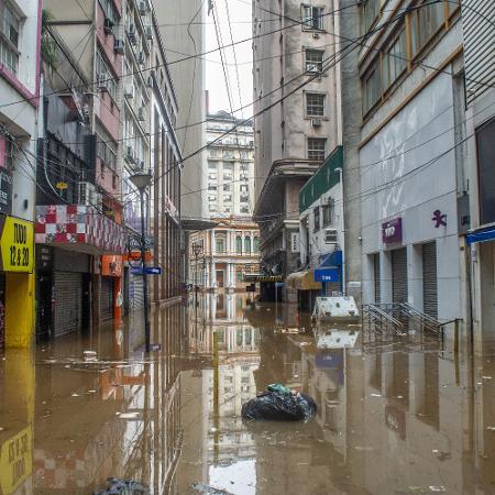 Na tarde deste sabado (11), algumas ruas do Centro Histórico de Porto Alegre registraram níveis mais baixos de alagamento