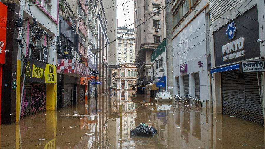 Ruas do Centro Histórico de Porto Alegre alagadas