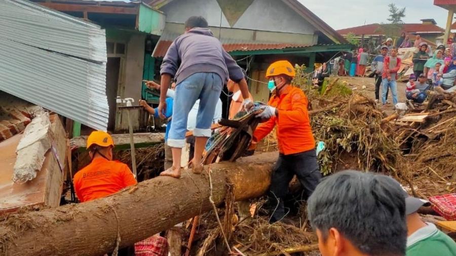 Equipes de resgate tentam encontrar sobreviventes após enchentes causadas por chuvas e pelo fluxo de lava fria de um vulcão na Indonésia