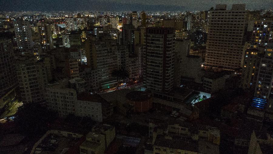 Foto aérea mostra apagão na região da Praça da República, em São Paulo, em março de 2024; prédios icônicos como o Copan ficaram sem luz por quatro dias