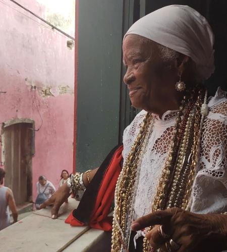 A sambadeira Dona Dalva Damiana, 96 anos, irmã da Irmandade da Boa Morte de Cachoeira e doutora honoris causa pela UFRB