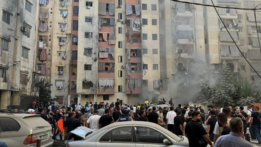 20.set.2024 - Moradores analisam estragos causados por bombardeio de Israel na periferia de Beirute, no Líbano - Mohamed Azakir/Reuters