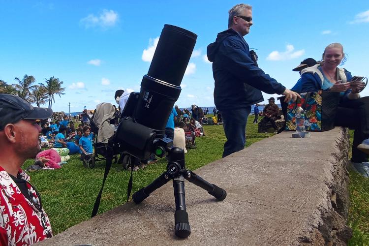 Moradores e turistas se reúnem para ver o eclipse em Rapa Nui (Ilha de Páscoa), no Chile