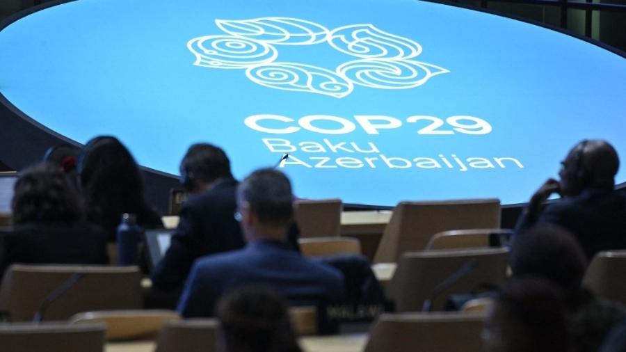 Participantes ouvem discursos durante a Conferência das Nações Unidas sobre Mudanças Climáticas (COP29) em Baku em 13 de novembro de 2024 - ALEXANDER NEMENOV/AFP