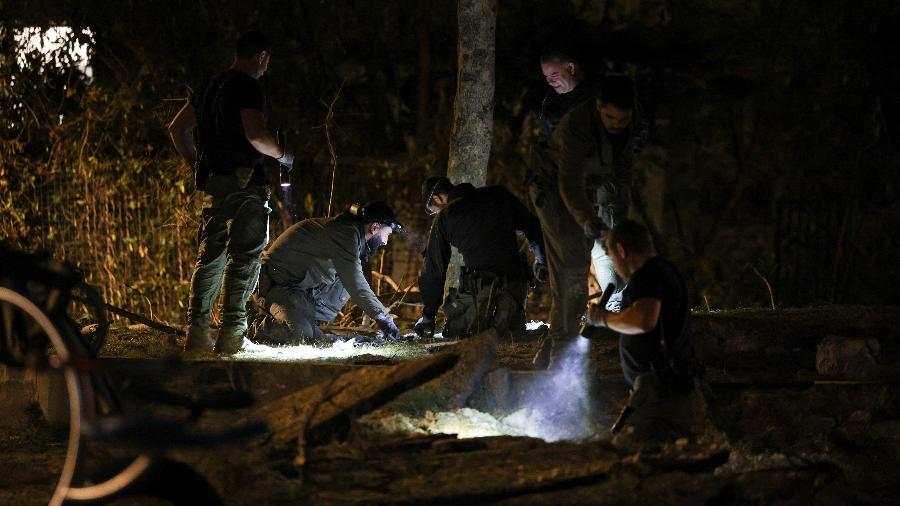 Serviço de emergência de Israel trabalha no parque público atingido por um míssil no sul de Tel Aviv