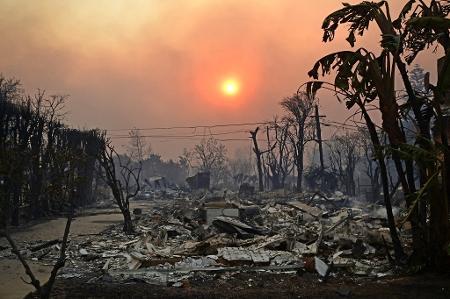 8.jan.2025 - Sol aparece atrás das nuvens de fumaça em meio ao cenário de destruição causado pelos incêndios florestais na Califórnia