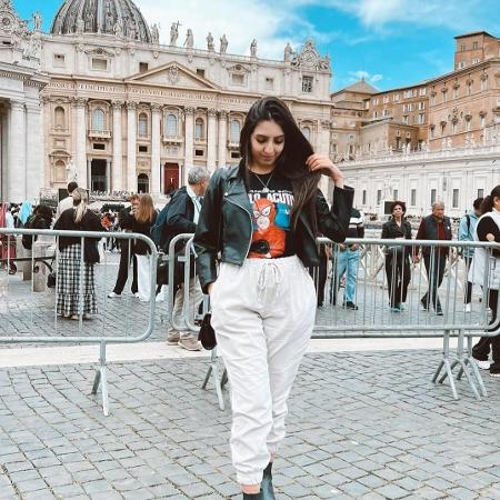 Larissa Fernandes veste camiseta em homenagem ao beato Carlo Acutis, na Praça de São Pedro, em Roma Larissa Fernandes veste camiseta em homenagem ao beato Carlo Acutis, na Praça de São Pedro, em Roma
