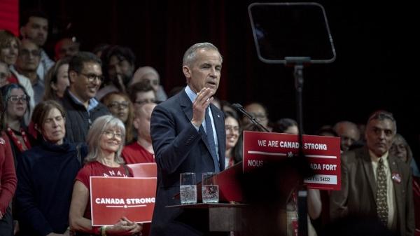 O primeiro-ministro do Canadá, Mark Carney, discursa para apoiadores após a vitória