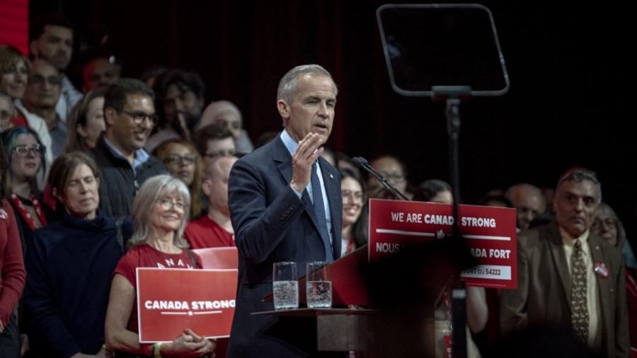 O primeiro-ministro do Canadá, Mark Carney, discursa para apoiadores após a vitória - Andrej Ivanov / GETTY IMAGES NORTH AMERICA / Getty Images via AFP