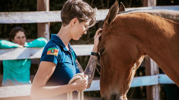 Trauma de perder a própria égua fez com que Paolla Lucchin focasse em ajudar cavalos com problemas Trauma de perder a própria égua fez com que Paolla Lucchin focasse em ajudar cavalos com problemas