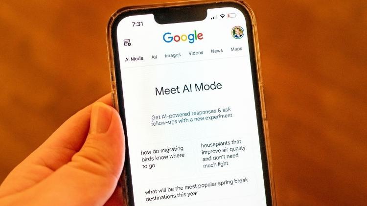 Tela de iPhone com o Modo IA (AI Mode, em inglês) na busca do Google Tela de iPhone com o Modo IA (AI Mode, em inglês) na busca do Google