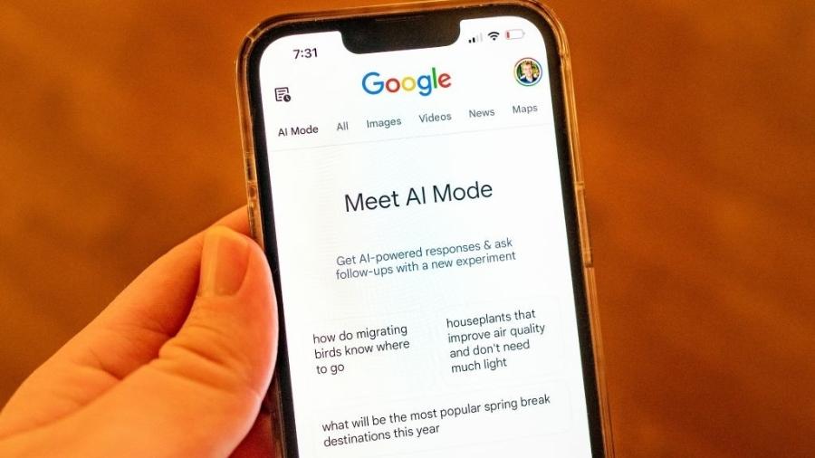 Tela de iPhone com o Modo IA (AI Mode, em inglês) na busca do Google - Getty Images
