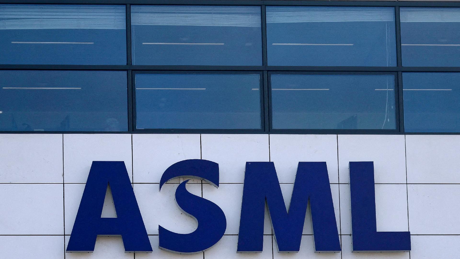 Um logotipo nos escritórios da ASML em Veldhoven, na Holanda, em 24 de março de 2026. REUTERS/Nicolas Economou/Foto de arquivo/Foto de arquivo - undefined