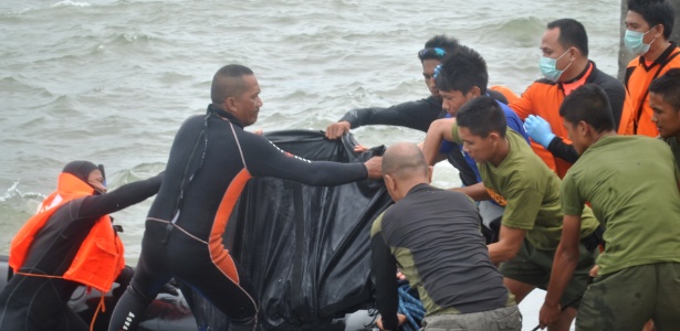Equipe de resgate recolhe o corpo de mais uma vítima do naufrágio - Lito Bagunas/AFP