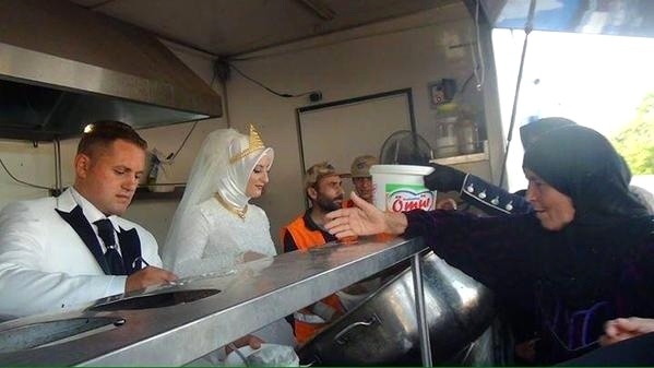 Casal turco faz banquete de casamento para refugiados sírios