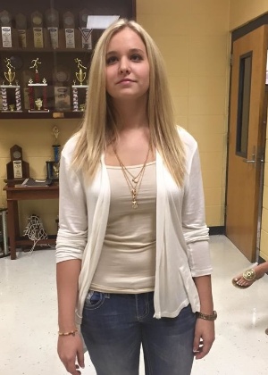 Escola considerou a roupa de Stephanie Hughes "inapropriada" por mostrar clavícula - Reprodução/Facebook