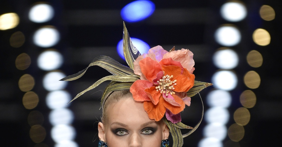 21.out.2015 - Detalhe de modelo com flor no seu penteado, durante o desfile da estilista Slava Zaitsev, na Semana de Moda de Moscou, na Rússia