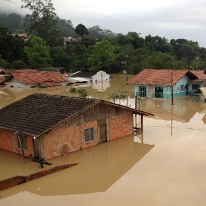 Rio Itajaí-Açu, no Vale do Itajaí, que transbordou com as fortes chuvas que atingiram Santa Catarina - Felipe Carneiro/Agência RBS/Estadão Conteúdo