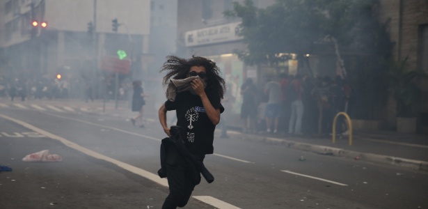 Manifestante corre enquanto bombas são atiradas por policiais na avenida Paulista, em São Paulo - Zanone Fraissat/FolhaPress