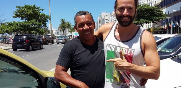 O taxista Laércio Fonseca posa para foto ao lado do diretor de cinema Marcos Mello - Reprodução/Facebook/Laércio Aquino Fonseca