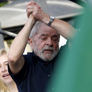 O ex-presidente Luiz Inácio Lula da Silva em sua casa, após condução coercitiva, ocorrida em março - Paulo Whitaker/Reuters