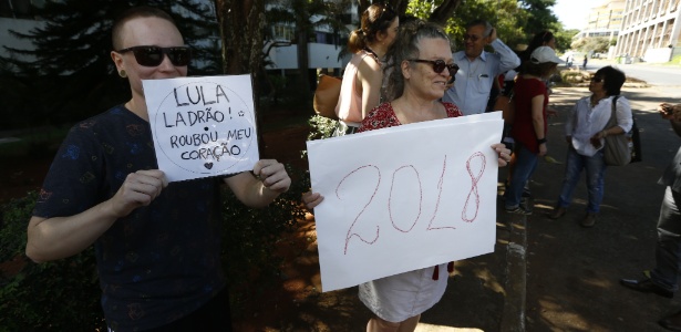 Manifestantes mostram apoio a Lula em frete ao prédio da Justiça