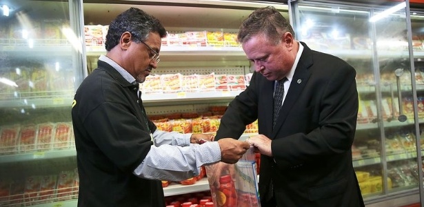 22.mar.2017 - O ministro da Agricultura Blairo Maggi acompanha fiscalização em um supermercado de Brasília - José Cruz/Agência Brasil