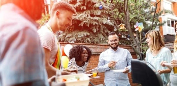 Pesquisadora americana encontrou levantamentos mostrando que solteiros costumam cultivar mais amizades e mais autonomia do que os casados - Getty Images