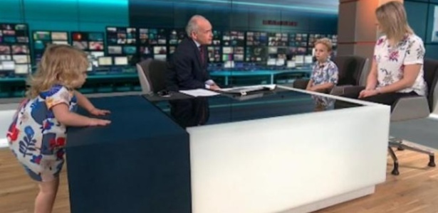 Garota invadiu o estúdio de TV e subiu na bancada durante programa de TV ao vivo - Reprodução/Twitter@ITV News