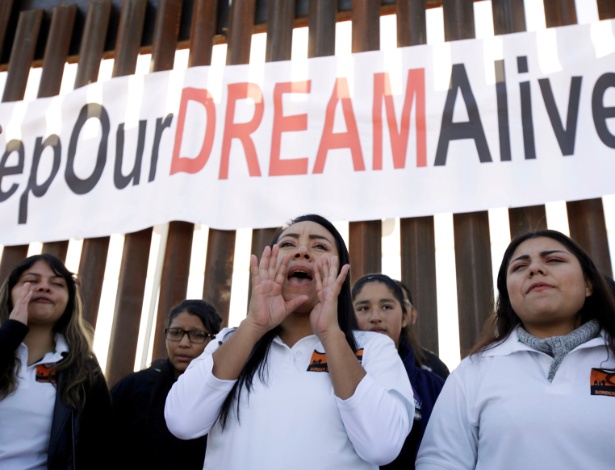 "Dreamers" protestam contra Trump na fronteira com México em Sunland Park, nos Estados Unidos - Jose Luis Gonzalez/Reuters