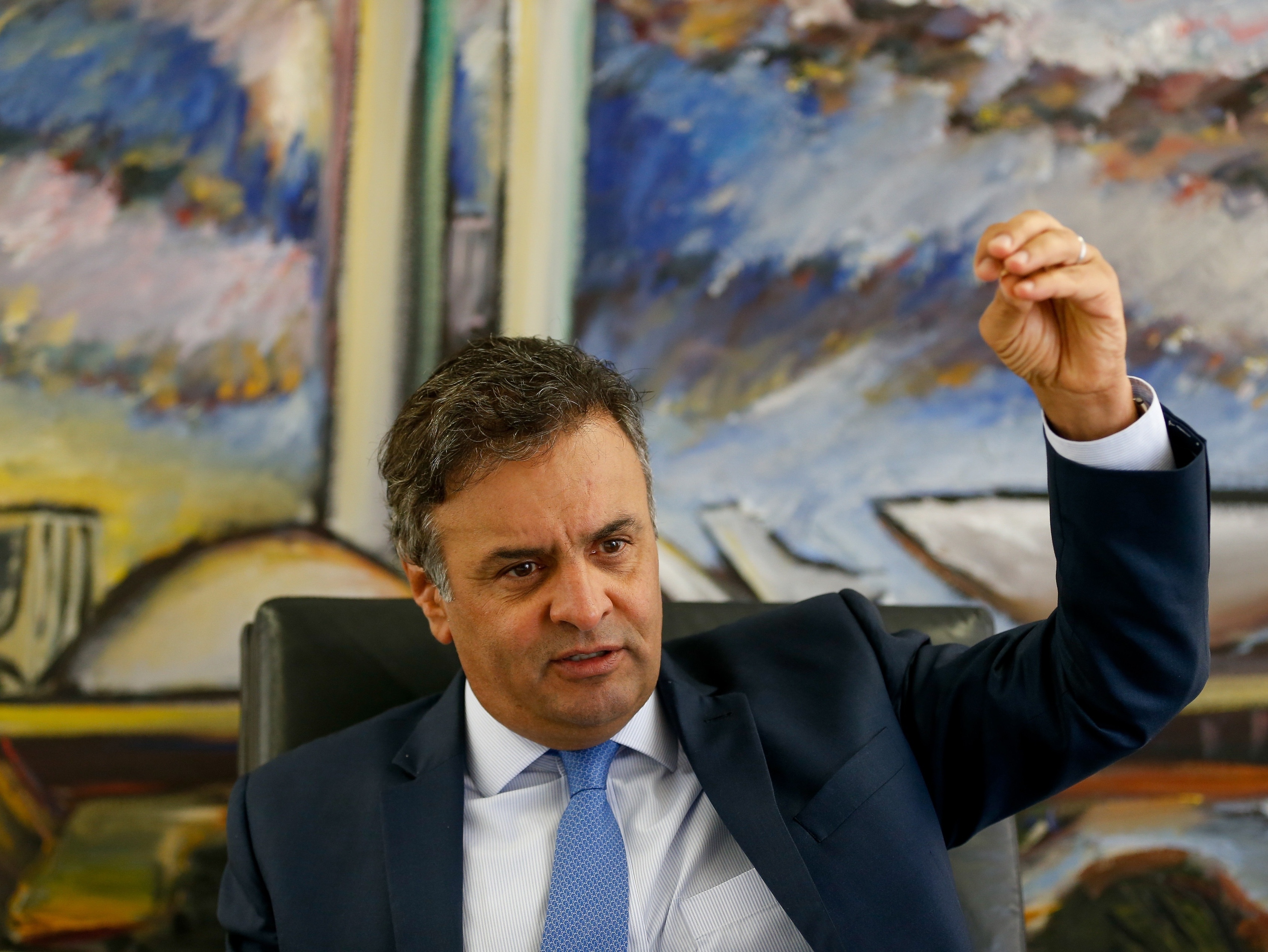 Aécio Neves, o do caso do aeroporto de Cláudio, avisa que não está morto