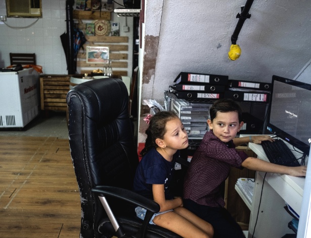 Vicente e Florencia Runciman, gêmeos de 6 anos de idade, fazem parte de um grupo crescente de estudantes não asiáticos que frequentam escolas públicas em Hong Kong - Lam Yik Fei/The New York Times