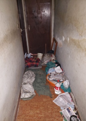 Vítima foi encontrada pela Guarda Civil em corredor cheio de lixo e sujeira - Divulgação/Guarda Civil