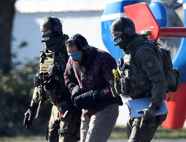 Mounir el Motassadeq é escoltado no aeroporto de Hamburgo, na Alemanha - Fabian Bimmer/Reuters